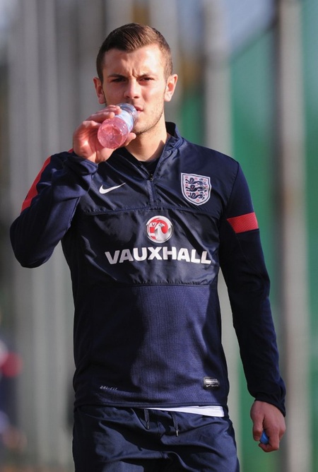 Jack Wilshere sẽ có cơ hội được chơi cả 2 trận khi mà Gerrard và Carrick vắng mặt