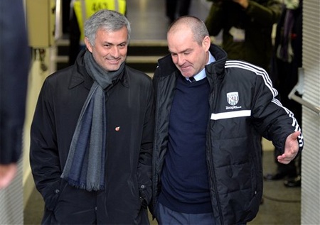 Trọng tài “bẻ còi” cho Chelsea quả penalty? - 2 Clarke suýt thắng Mourinho