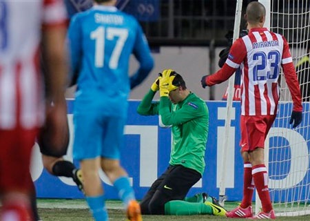 Lỗi ngớ ngẩn của thủ thành muốn “đá bay” Petr Cech - 1 Sai lầm ngớ ngẩn của Courtois đã khiến Atletico phải chịu bàn thua lãng xẹt