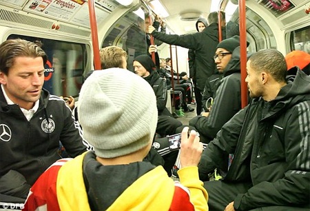 Tuyển Đức đi tàu điện ngầm tới Wembley