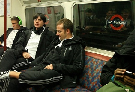 HLV Joachim Low (giữa) và trợ lý Hansi Flick