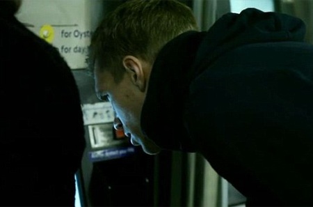 Mertesacker chỉ Rene Adler hệ thống tàu điện ngầm ở Anh hoạt động như thế nào