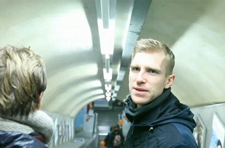 Mertesacker và Adler trên thang cuốn sâu vào dưới ga ngầm ở London