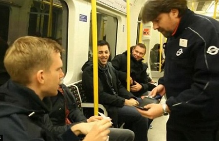 Nhân viên soát vé kiểm tra vé đi tàu của các cầu thủ tuyển Đức