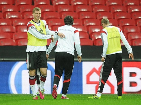 Mertesacker trên sân tập