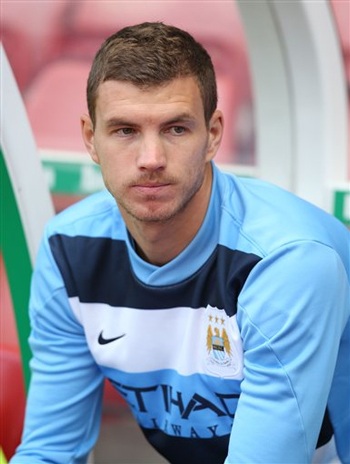 Arsenal câu kéo tiền đạo Dzeko của Man City - 1 Dzeko đang chán nản với kiếp dự bị