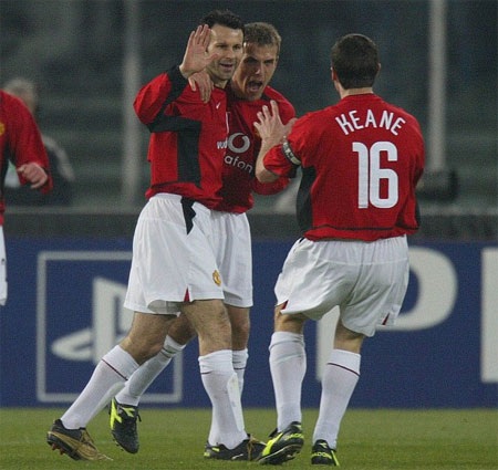 10 siêu phẩm của Giggs trong màu áo MU (phần 2) - 5 Phil Neville và Roy Keane chia vui cùng Giggs