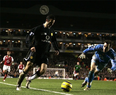 Ryan Giggs bước sang tuổi 40: Miệt mài chặng đường dài - 24 Ryan Giggs bước sang tuổi 40: Miệt mài chặng đường dài