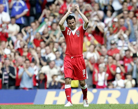 Ryan Giggs bước sang tuổi 40: Miệt mài chặng đường dài - 25 Ryan Giggs bước sang tuổi 40: Miệt mài chặng đường dài
