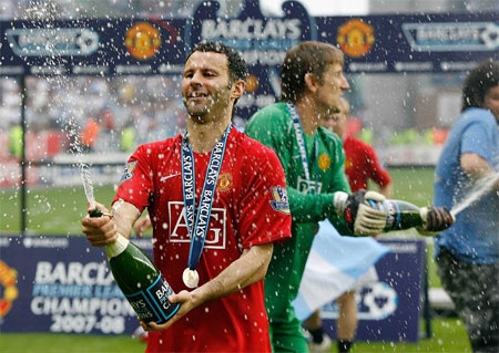 Ryan Giggs bước sang tuổi 40: Miệt mài chặng đường dài - 27 Ryan Giggs bước sang tuổi 40: Miệt mài chặng đường dài