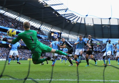 16 sai lầm gần đây của thủ thành Joe Hart - 5 Lóng ngóng với pha dứt điểm bằng đầu của Steven Caulker
