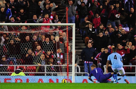 16 sai lầm gần đây của thủ thành Joe Hart - 6 Để Adam Johnson sút bóng qua người