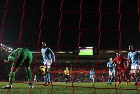 16 sai lầm gần đây của thủ thành Joe Hart - 7 Để bóng bật ra sau cú sút của Steven Davis, tạo điều kiện cho Rickie Lambert ghi bàn