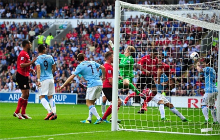 16 sai lầm gần đây của thủ thành Joe Hart - 9 Pha cản phá trên không thiếu chính xác, để Fraizer Campbell đưa Cardiff trước