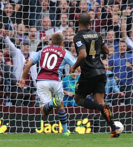 16 sai lầm gần đây của thủ thành Joe Hart - 11 Pha lao ra khỏi vòng cấm thiếu chính xác để cho Andi Weimann ghi bàn giúp Villa giành chiến thắng