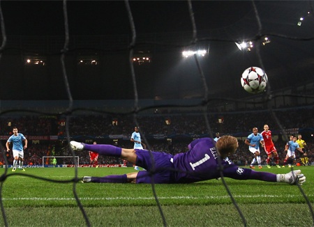 16 sai lầm gần đây của thủ thành Joe Hart - 12 Pha lao ra khỏi vòng cấm thiếu chính xác để cho Andi Weimann ghi bàn giúp Villa giành chiến thắng