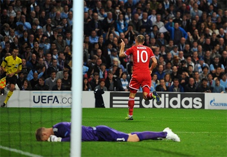 16 sai lầm gần đây của thủ thành Joe Hart - 14 3. Đẩy bóng vào lưới sau cú sút của Robben