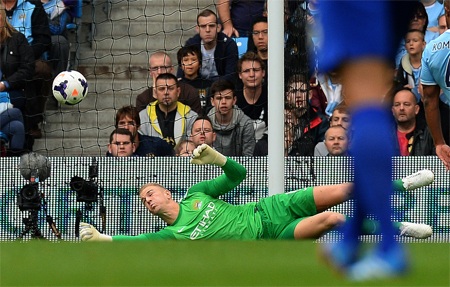 16 sai lầm gần đây của thủ thành Joe Hart - 15 Đổ người cản phá cú sút Romelu Lukaku, nhưng chưa thực sự đủ mạnh mẽ để ngăn cản đối phương ghi bàn