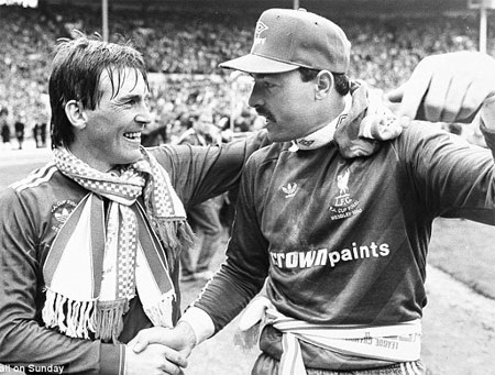 6 trận derby kinh điển của vùng Merseyside - 1 Kenny Dalglish chúc mừng Bruce Grobbelaar sau chiến thắng để đời