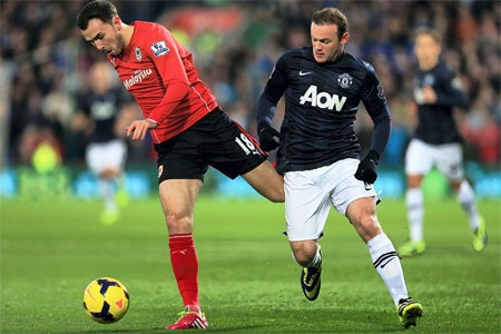 Ngay ở phút thứ 8, Rooney đã nổi nóng bỏ bóng đá người