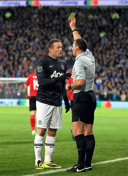 Ngay ở phút thứ 8, Rooney đã nổi nóng bỏ bóng đá người