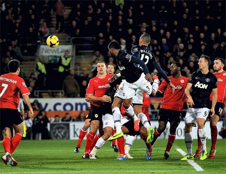 Nhưng MU lại vượt lên dẫn trước ở phút cuối cùng của hiệp 1