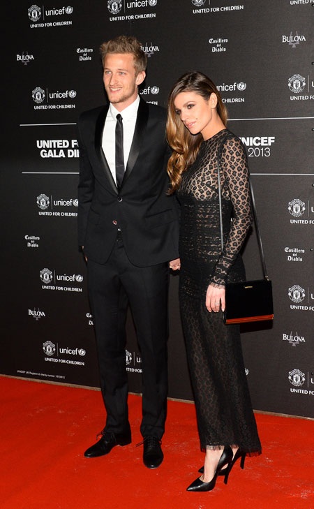 Thủ thành Anders Lindegaard (trái) và bạn gái Misse Beqiri
