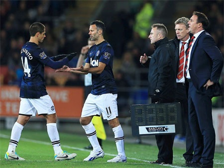 Chicharito cũng chơi không tốt nên anh đã bị thay ra ở giữa hiệp 2 nhường chỗ cho Giggs