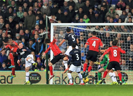 Phút bù giờ thứ nhất Kim Bo Kyung đánh đầu tung lưới đối thủ cân bằng tỉ số 2-2