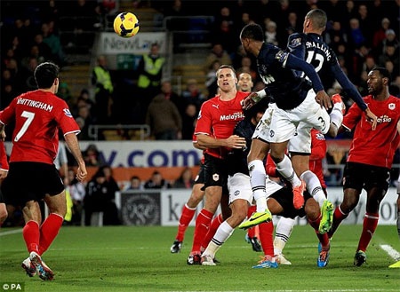 MU ngậm đắng chia điểm trên sân Cardiff - 3 Evra giúp MU vượt lên dẫn 2-1