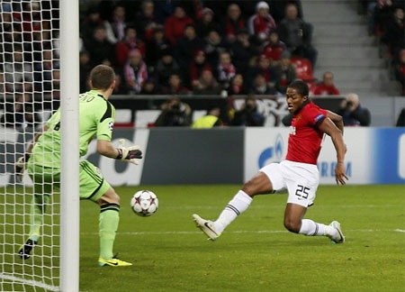 Đội chủ nhà chủ động tấn công sau tiếng còi khai cuộc