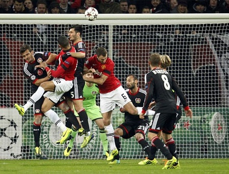 Phút 30, từ quả đá phạt của Rooney, Spahic trong nỗ lực truy cản Smalling đã đánh đầu phản lưới nhà