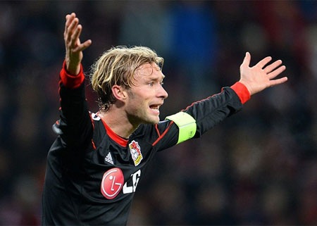 Simon Rolfes  kêu gọi các đồng đội tập trung thi đấu