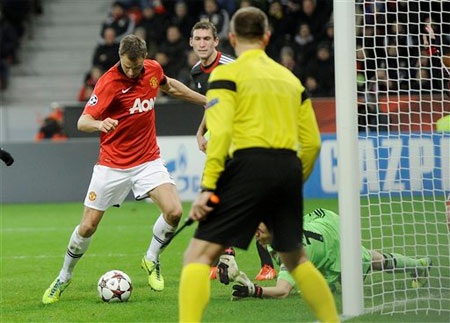 Phút 66, Evans có bóng gần khung thành sau khi Leno đẩy cú sút của Rooney...