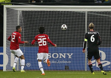 11 phút sau, Smalling ghi bàn thứ 4 cho Quỷ đỏ