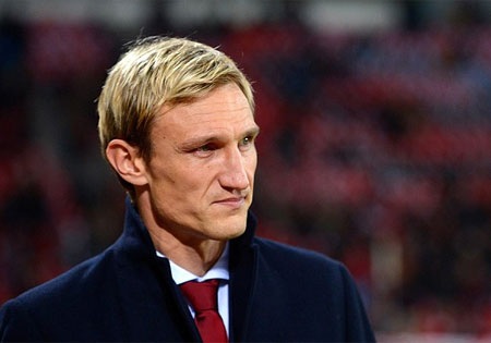 Vẻ mặt buồn bã của HLV Sami Hyypia