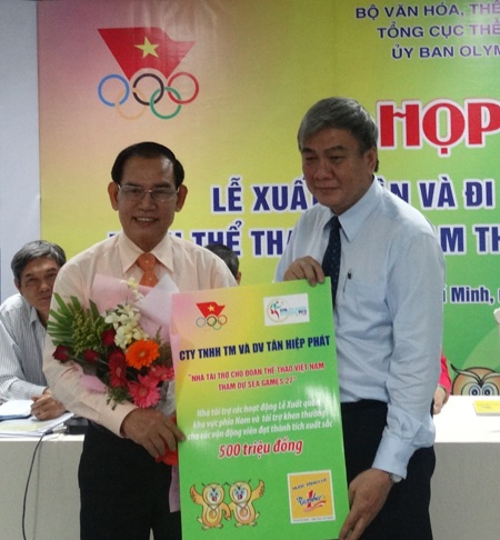 Number 1 tiếp tục kết duyên với Thể thao Việt Nam - 1 Number 1 trao giải thưởng tượng trưng cho Trưởng đoàn thể thao Việt Nam tại SEA Games 2