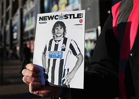 Một cổ động viên giơ tấm hình Coloccini trước trận chiến với Arsenal