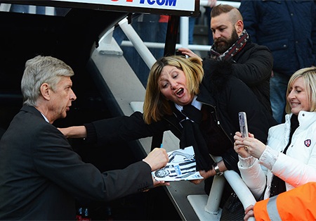 Cổ động viên Arsenal nhiệt tình xin chữ ký của Wenger