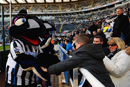 Biểu tượng của Newcastle, chú chim chích chòe đứng bên cạnh các cổ động viên đội chủ nhà