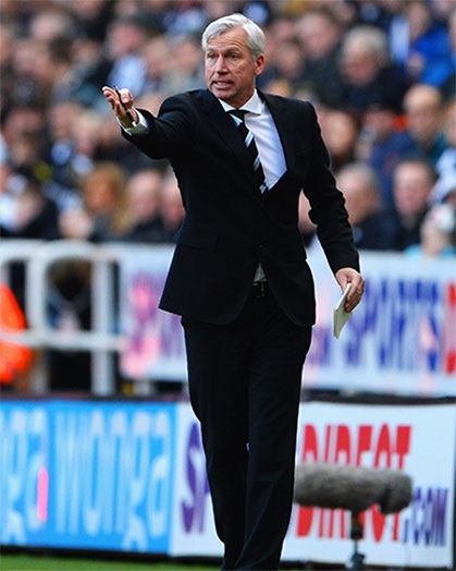 Alan Pardew chỉ đạo các học trò thi đấu từ bên đường biên