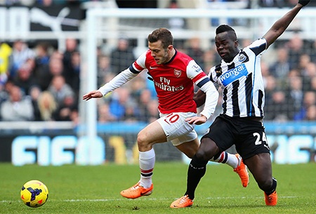 Wilshere tranh bóng với Tiote