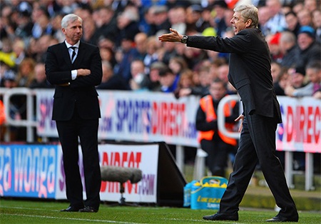 Pardew lặng nhìn Wenger phản ứng trọng tài