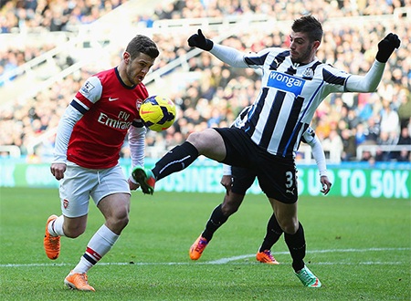 Giroud xoay trở trước vòng vây của các cầu thủ Newcastle