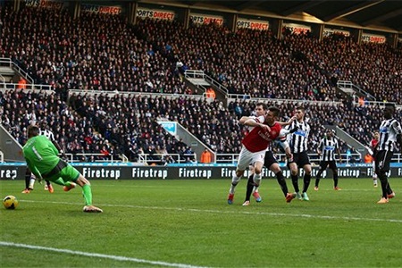 St' Jame Park lặng im khi Giroud hạ gục Krul mở tỉ số