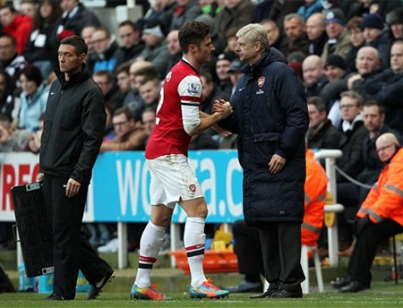 Giroud chia vui cùng Wenger, Arsenal đã có 3 điểm quan trọng để tiếp tục giữ ngôi đầu bảng