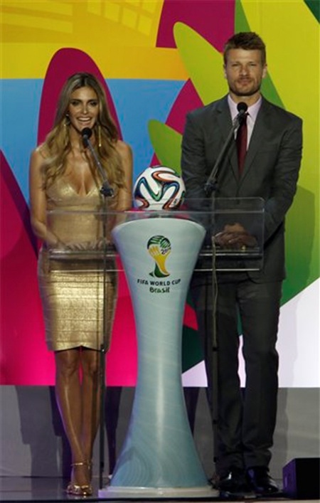 Chiếc váy với khoét sâu táo bạo càng tôn thêm vẻ đẹp bốc nữ của nữ MC người Brazil