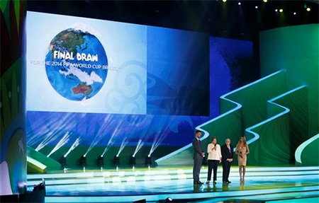 Chiếc váy với khoét sâu táo bạo càng tôn thêm vẻ đẹp bốc nữ của nữ MC người Brazil