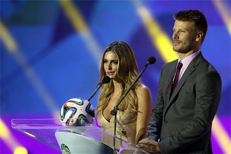 Vẻ đẹp bốc lửa của Lima khiến Hilbert có chút ngượng ngùng