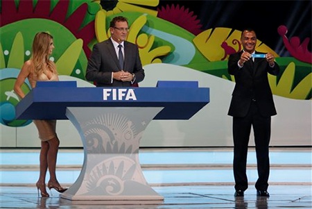 Lima đứng cạnh Tổng thư kí FIFA Jerome Valcke trong khi Cafu giao cao lá thăm